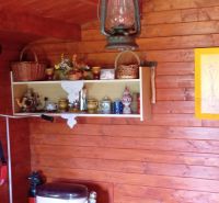 TURANY- rekreačná chata na pozemku 700m2 - Drevené steny, polička s keramickými hrnčekmi, lampáš, nástenná kresba; chata atmosféra.
