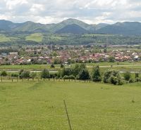 TURANY- rekreačná chata na pozemku 700m2 - Panoramatický pohľad na ulicu Černík s dedinou Chata obklopenou lúkami a horami.