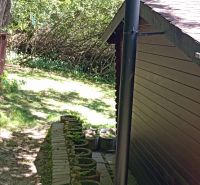 TURANY- rekreačná chata na pozemku 700m2 - Za chatou vedľa komína na ulici Černík sú tehlové kvetináče obklopené prírodou.