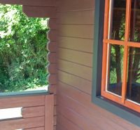 TURANY- rekreačná chata na pozemku 700m2 - Drevená chata s oknom a veranda na ulici Černík v prírodnej scenérii.