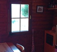 TURANY- rekreačná chata na pozemku 700m2 - Drevený interiér chaty s oknom a kuchynským kútom, mimo Černíku.