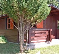 TURANY- rekreačná chata na pozemku 700m2 - Drevená chata na ulici Černík obklopená zeleňou a slnečným počasím.