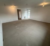 3 izbový byt  75 m2, balkón, novostavba na predaj, Podborová, Zvolen - Veľká prázdna miestnosť v 3-izbovom byte s bielymi stenami a betónovou podlahou.