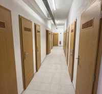 3 izbový byt  75 m2, balkón, novostavba na predaj, Podborová, Zvolen - Chodba so skladovými priestormi, drevené dvere s ventiláciou.
