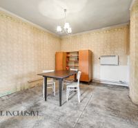 Na predaj 5-izbový rodinný dom, Čierna Voda - Jedáleň v rodinnom dome so stolom, stoličkami a stenami s kvetinovým vzorom.