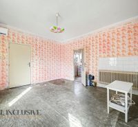 Na predaj 5-izbový rodinný dom, Čierna Voda - Interiér Rodinného domu s tapetami, radiátorom a vybavením.