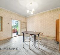 Na predaj 5-izbový rodinný dom, Čierna Voda - Jasné jedáleň v rodinnom dome s dreveným stolom, stoličkami a skriňami.