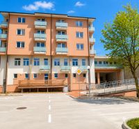 Polyfunkčný priestor v novostavbe,   717 m2 na predaj, Zvolen  - Bytový dom a parkovisko s bezbariérovými prístupmi vo Zvolene pri garážach.