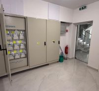 3 izbový byt 86 m2 na predaj,2 balkóny,  novostavba, Zvolen - Skriňa s elektromermi a hasiacim prístrojom na chodbe 3-izbového bytu.