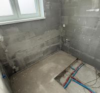 3 izbový byt 86 m2 na predaj,2 balkóny,  novostavba, Zvolen - Neprerobená kúpeľňa v 3-izbovom byte s prípravou na podlahu a oknom.
