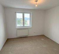 3 izbový byt 86 m2 na predaj,2 balkóny,  novostavba, Zvolen - Izba v 3-izbovom byte s výhľadom a radiátorom, biele steny, veľké okno.