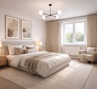 3 izbový byt 86 m2 na predaj,2 balkóny,  novostavba, Zvolen - Svetlá spálňa v 3-izbovom byte s elegantnou posteľou, dekoráciami a veľkým oknom.