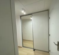 Prenájom 2-izbového bytu SKY PARK (20.p.) - Chodba so vstavanou skriňou a podlahou s dreveným dekorom v 2-izbovom byte.
