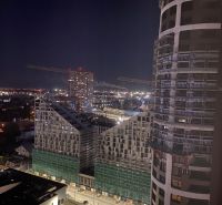 Prenájom 2-izbového bytu SKY PARK (20.p.) - Nočná panoráma Bratislavy - Staré Mesto s pohľadom na rozostavané budovy na Továreňskej.