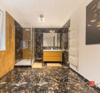 Zariadený 1i apartmán s balkónom na Hradnom kopci - Kúpeľňa v 1-izbovom byte s mramorovou dlažbou a sprchovacím kútom.