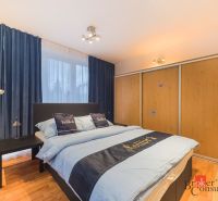Zariadený 1i apartmán s balkónom na Hradnom kopci - Spálňa v 1-izbovom byte so závesmi, vstavanou skriňou a podlahou s dreveným dekorom.