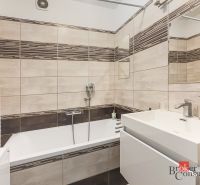 Staromestský 2i byt s balkónom na Palisádach - Kúpeľňa v 2-izbovom byte s vaňou, hranatým umývadlom a svetlými obkladmi.