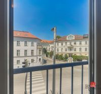 Staromestský 2i byt s balkónom na Palisádach - Výhľad z okna na ulicu Palisády, Bratislava-Staré Mesto, 2-izbový byt.