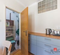 Staromestský 2i byt s balkónom na Palisádach - Kuchyňa v 2-izbovom byte s kuchynskou linkou, kanvicou a hriankovačom, vedúca do špajze.