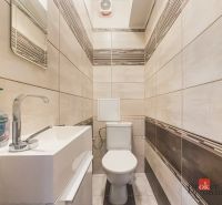 Staromestský 2i byt s balkónom na Palisádach - Kúpeľňa s umývadlom a WC v 2-izbovom byte. Elegantné keramické obklady.