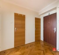 Staromestský 2i byt s balkónom na Palisádach - Vstupná hala v 2-izbovom byte s podlahou s dreveným dekorom, biele steny, tri dvere.
