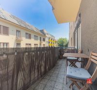 Staromestský 2i byt s balkónom na Palisádach - Balkón s posedením pri 2-izbovom byte na Palisádach v Bratislave-Starom Meste.