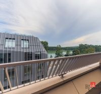 Elegantný 2i byt s lodžiou a výhľadom na Dunaj vo Vydrici - Výhľad z terasy na Žižkovej ulici v Bratislave-Starom Meste s riekou v pozadí.