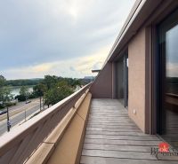 Elegantný 2i byt s lodžiou a výhľadom na Dunaj vo Vydrici - Balkón s výhľadom na rieku a ulicu Žižkova, Bratislava-Staré Mesto, pri 2-izbovom byte.