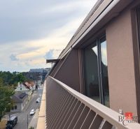 Elegantný 2i byt s lodžiou a výhľadom na Dunaj vo Vydrici - Výhľad z balkóna na ulicu Žižkova v Bratislave-Starom Meste s oblohou.