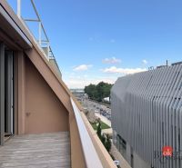 Elegantný 2i byt s lodžiou a výhľadom na Dunaj vo Vydrici - Výhľad z terasy na ulici Žižkova Bratislava-Staré Mesto, zachytený v nadčasovom štýle.