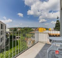 Nový dizajnový 3i byt v novostavbe na Hradnom kopci - Balkón s výhľadom na zeleň v 3-izbovom byte, Gaštanová, Bratislava-Staré Mesto.