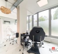 Odstúpenie novej luxusnej zdravotníckej prevádzky - ihneď pripravená n - Kancelária so zdravotníckou lôžkom, vysokými oknami a modernými stoličkami.