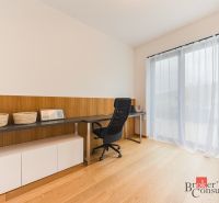 Nadštandardný 3i byt s terasou v projekte Nová Koliba - Pracovný kút s písacím stolom, stoličkou a podlahou s dreveným dekorom v 3-izbovom byte.