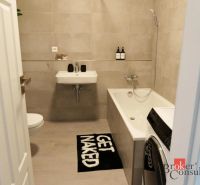 Moderný 2i apartmán v novostavbe v Starom Meste - Kúpeľňa v 2-izbovom byte s vaňou, práčkou a béžovým obkladom.