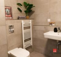 Moderný 2i apartmán v novostavbe v Starom Meste - Kúpeľňa v 2-izbovom byte s béžovým obkladom, umývadlom a toaletou.