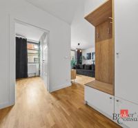 Moderný 2i apartmán v novostavbe v Starom Meste - Chodba v 2-izbovom byte ukazuje podlahu s dreveným dekorom a vstavanú skriňu.