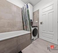 Moderný 2i apartmán v novostavbe v Starom Meste - Kúpeľňa s vaňou, práčkou a sprchovým závesom v 2-izbovom byte.