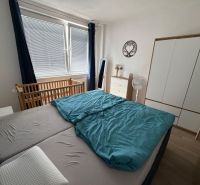 3 izbový byt s balkónom Topoľčany  - Spálňa s posteľou, detskou postieľkou a skriňou v 3-izbovom byte.