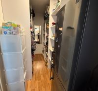3 izbový byt s balkónom Topoľčany  - Úzka chodba v 3-izbovom byte s úložným priestorom a podlahou s dreveným dekorom.