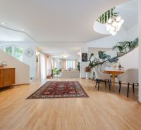 Rezidenčná vila v širšom centre Piešťan - Interiér rodinného domu s podlahou s dreveným dekorom, stolom a izbovými rastlinami.