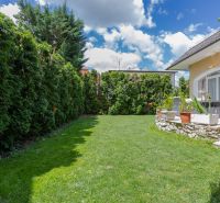 Rezidenčná vila v širšom centre Piešťan - Rodinný dom na Panenskej ulici v Piešťanoch má upravenú záhradu s terasou.