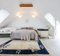 Rezidenčná vila v širšom centre Piešťan - Spálňa v rodinnom dome s kobercovým dekórom a rastlinou, podlaha s dreveným dekorom.
