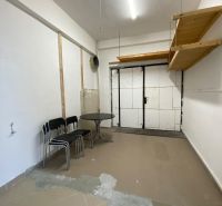 Prenájom 148,25 m² showroom, predajňa | Zlatovce - Obchodné priestory s dvoma stoličkami, stolom a policou na stene, podlaha je dlaždicová.
