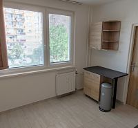 1 izbový byt s balkónom na prenájom  - Kuchynský kút v 1-izbovom byte s oknom, skrinkou a radiátorom.
