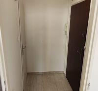 1 izbový byt s balkónom na prenájom  - Vstupná chodba v 1-izbovom byte s vešiakom a dlažbou.