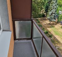 1 izbový byt s balkónom na prenájom  - Exteriér balkóna v Komárne s výhľadom na zeleň z 1-izbového bytu.