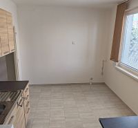 1 izbový byt s balkónom na prenájom  - Kuchyňa v 1-izbovom byte s kuchynskou linkou a dlažbou, svetlá miestnosť.