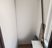 1 izbový byt s balkónom na prenájom  - Úzky priestor v 1-izbovom byte s policou a oknom.