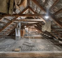 1.BCR | DOM S VEĽKÝM POZEMKOM A POTENCIÁLOM | SOLOŠNICA  - Podkrovie v rodinnom dome s drevenými trámami a vešanými tkaninami.