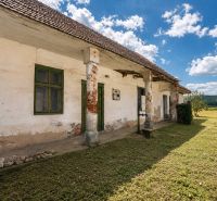 1.BCR | DOM S VEĽKÝM POZEMKOM A POTENCIÁLOM | SOLOŠNICA  - Rodinný dom na ulici Hoštáky v Sološnici so staršími stenami a drevenými oknami.